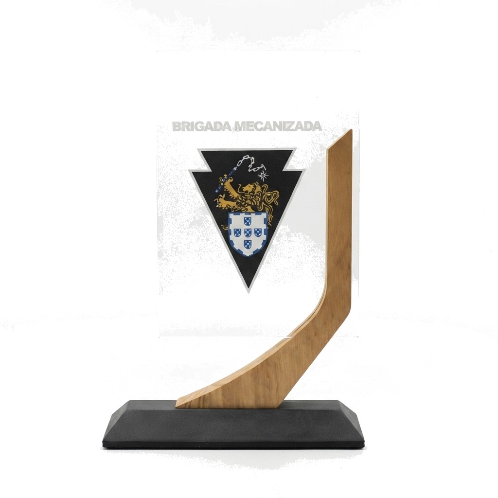 Troféu em madeira e acrílico para a Brigada Mecanizada